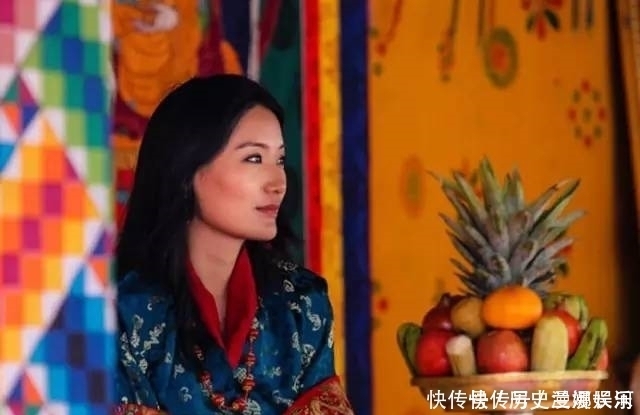 29岁不丹王后海外甜蜜度假，眉心一点红迷倒国王，笑起来又纯又媚