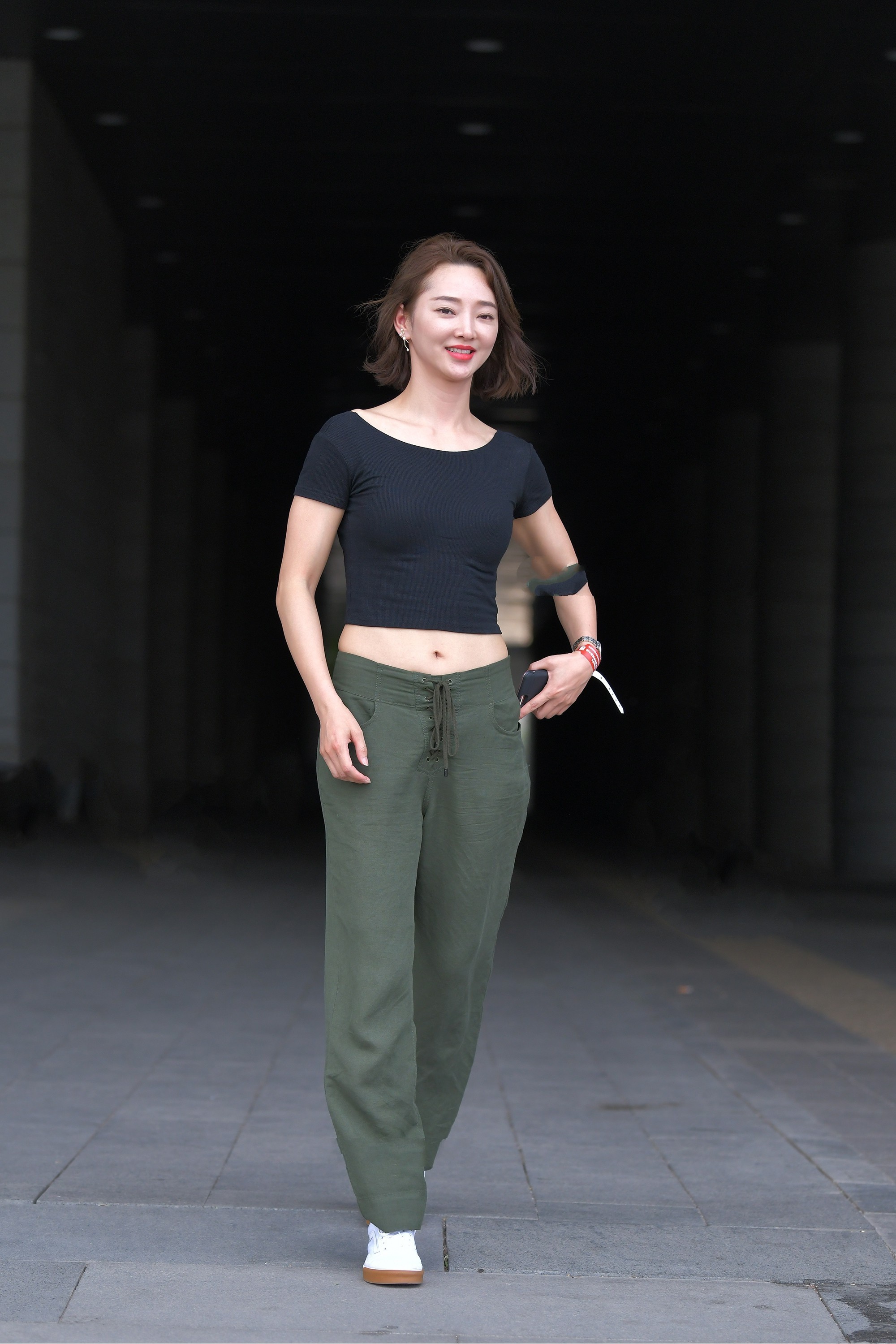 黑色修身短袖搭配绿色工装裤,简单时尚,青春减龄