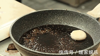 在家也能做红糖糍粑,简单到只需一个锅!