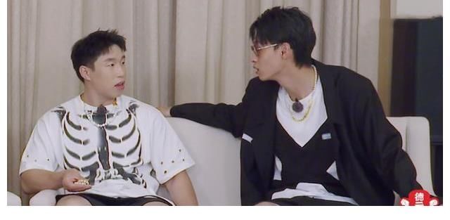 團綜|又到秦霄賢念任務卡時間，張九南尚九熙昏昏欲睡，孟鶴堂邊吃邊聽