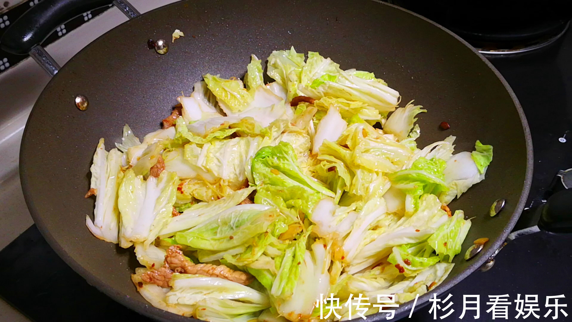 做白菜炖粉条时,要牢记“3要点”,炖出的菜味道正,鲜香四溢!