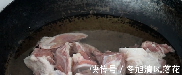 炖排骨汤时,最忌直接焯水,大厨教你多加2步,排骨不腥不柴!