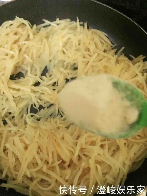 炒土豆丝,有人焯水有人直接炒全错了,这才是土豆丝正确的做法