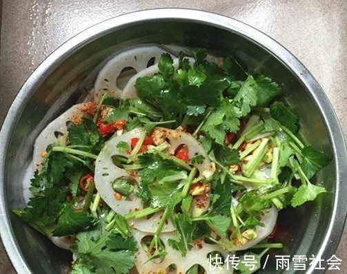 大厨|凉拌藕片总发黑怎么办大厨教你2招,藕片洁白如雪,香脆爽口!