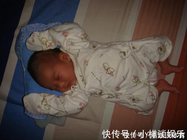家长|新生儿为什么偏爱“投降式睡姿”,需要纠正吗很多家长做错了