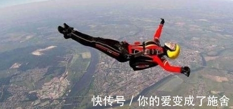 跳伞|俄19岁女孩完成第500次高空跳伞,两年来平均一天跳一次