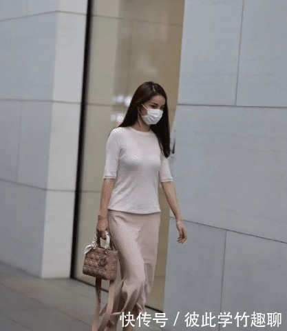 T恤|白色半袖T恤,搭配浅色长裙!