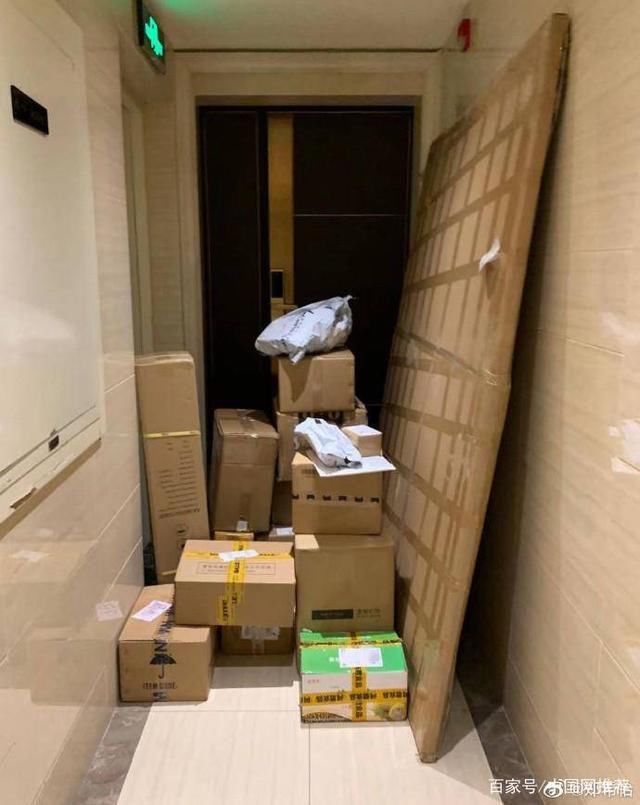 家门口|郑希怡双十一晒快递照,家门口堆满了人都进不去