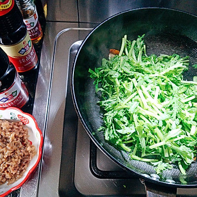 茼蒿|茼蒿香干炒肉沫