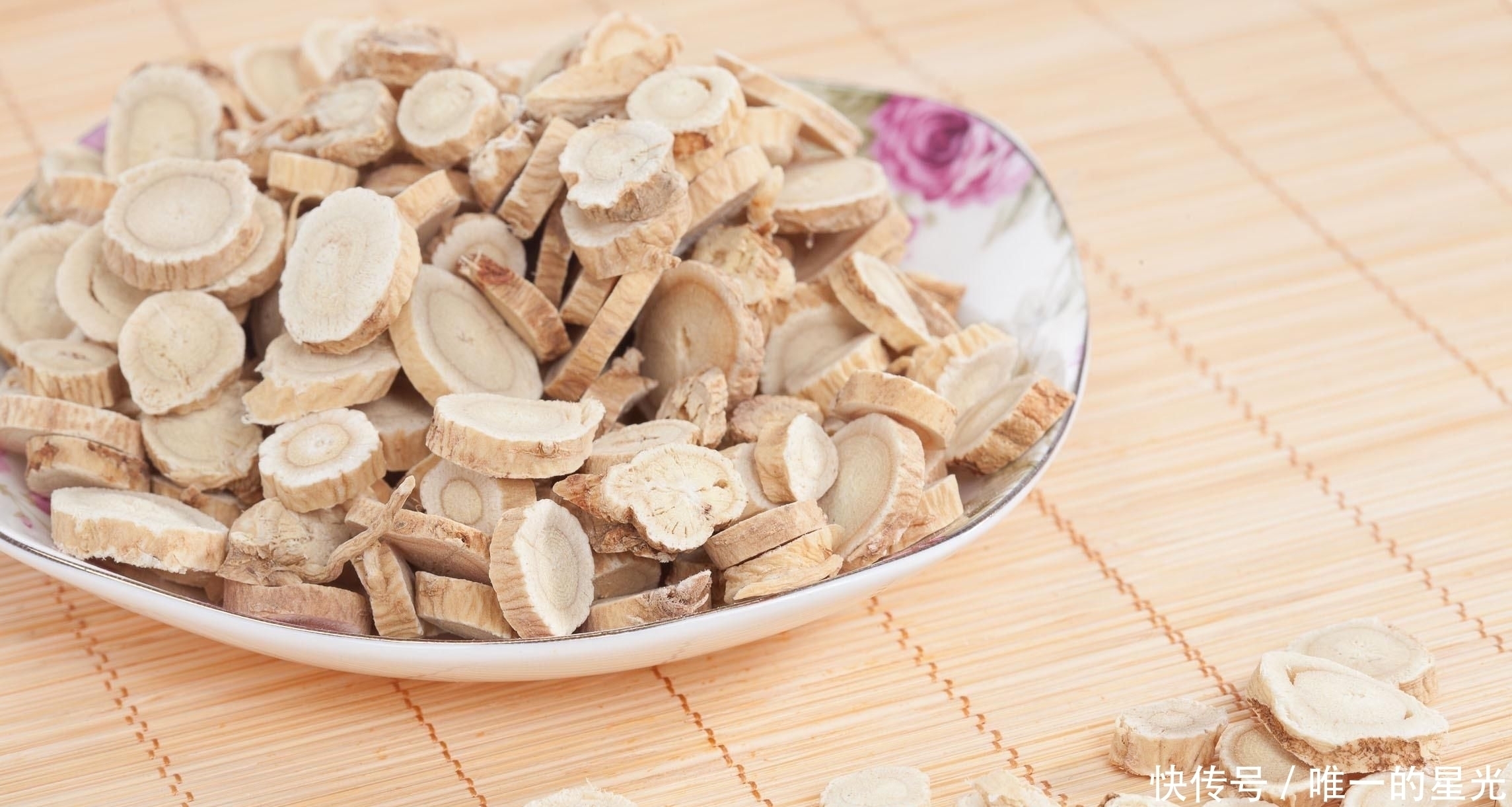 黄芪泡水喝,有3个“黄金搭配”,补气血、益脾胃,你泡对了吗