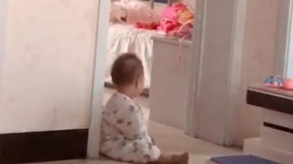 父母|弟弟想和姐姐一起玩,坐在房门口等姐姐醒,这姐弟俩相处得太好了