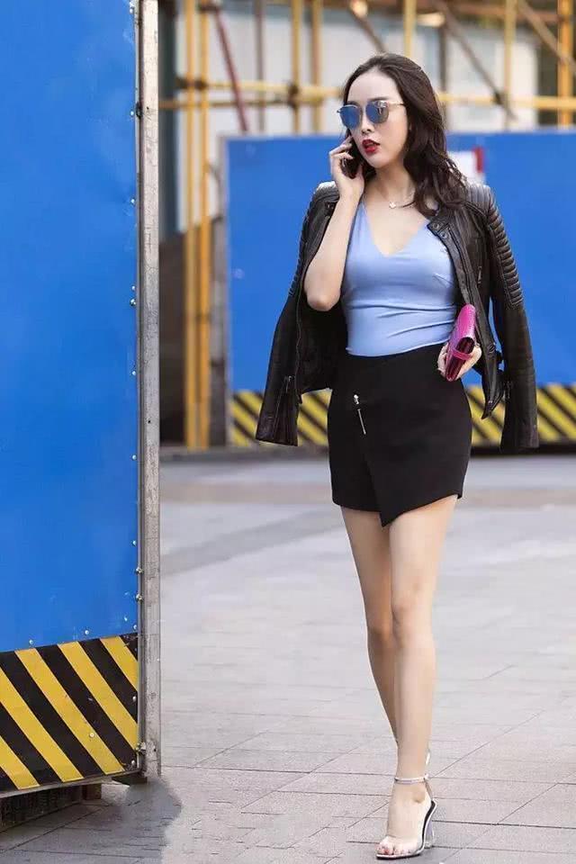 美女街拍小姐姐清丽脱俗,一身夏日简约搭配,美出了新高度!