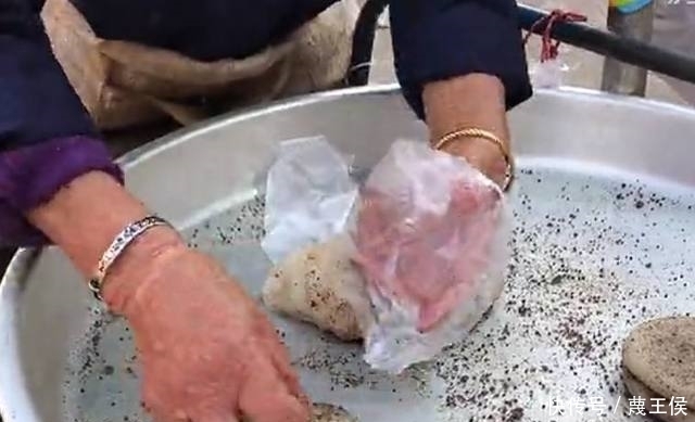 80岁老奶奶路边卖这种小吃!一元一个,一天最多只能卖70个!