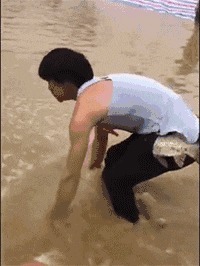 |搞笑GIF:妹子这跳的什么舞蹈啊,怎么看起来蛇精一般呢