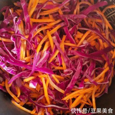 紫甘蓝丝|今晚花10分钟做好豆渣鸡蛋蔬菜饼，明天便当就吃它
