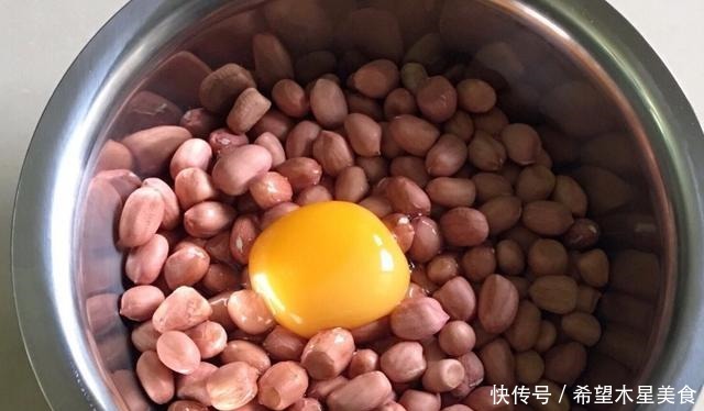 这就是东北过年必备小吃,香、脆、脆!小孩子喜欢!童年的气息