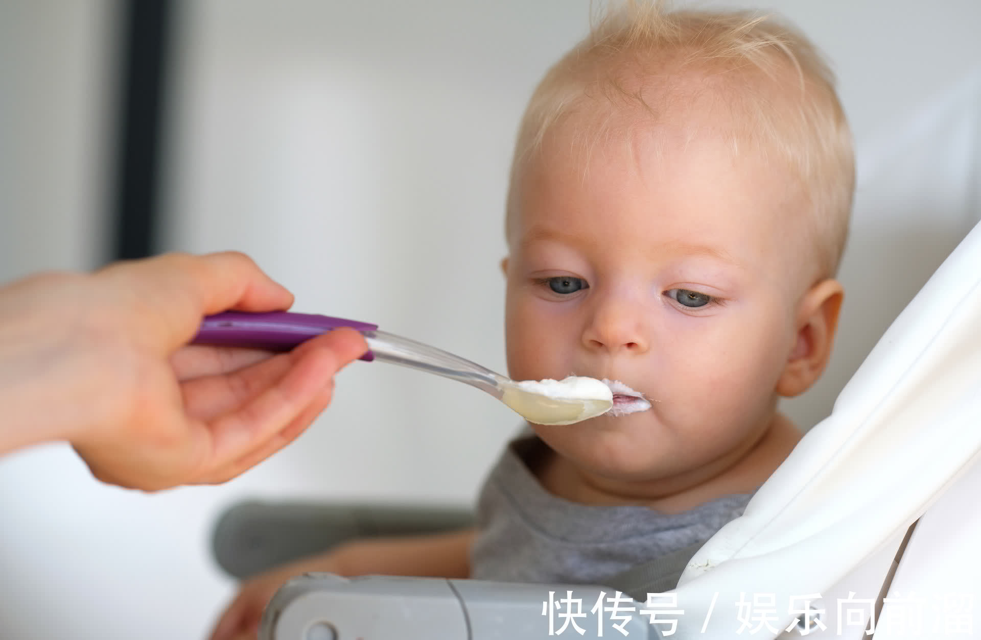 营养均衡|宝宝到了这个月龄,奶量要慢慢减少,辅食不能太软烂了,你知道吗