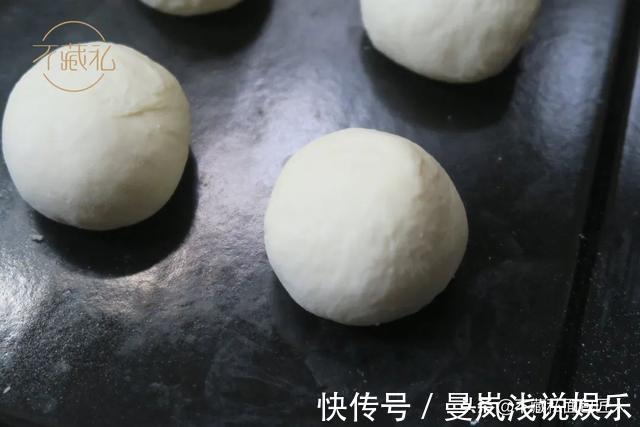 面团|不加黄油的双重奶酪包,从揉面的那一刻起就奶香四溢了