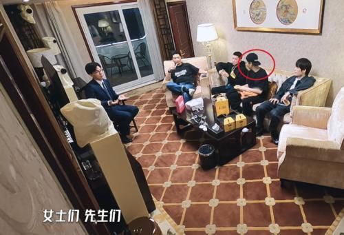 哈哈哈哈哈|邓超陈赫等人聊天时,鹿晗头上的帽子尤为抢镜,这不是那谁的?