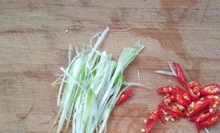 清蒸鱼最“忌讳”这种调味品,10人做9人错,难怪鱼肉又老又柴