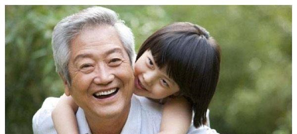 尿不湿|有3类老人很适合带娃,家有这样的老人,妈妈和孩子都太幸福了