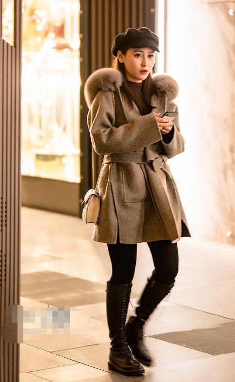 街拍:姑娘虽然穿着很休闲的衣服,但是自身的气场非常强大了