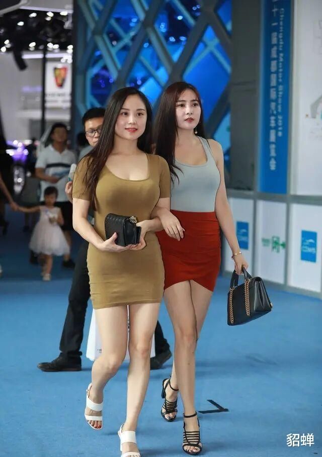 高跟鞋|看起来“圆润”的女性，穿搭切忌松垮无形，只会让自己更被动！