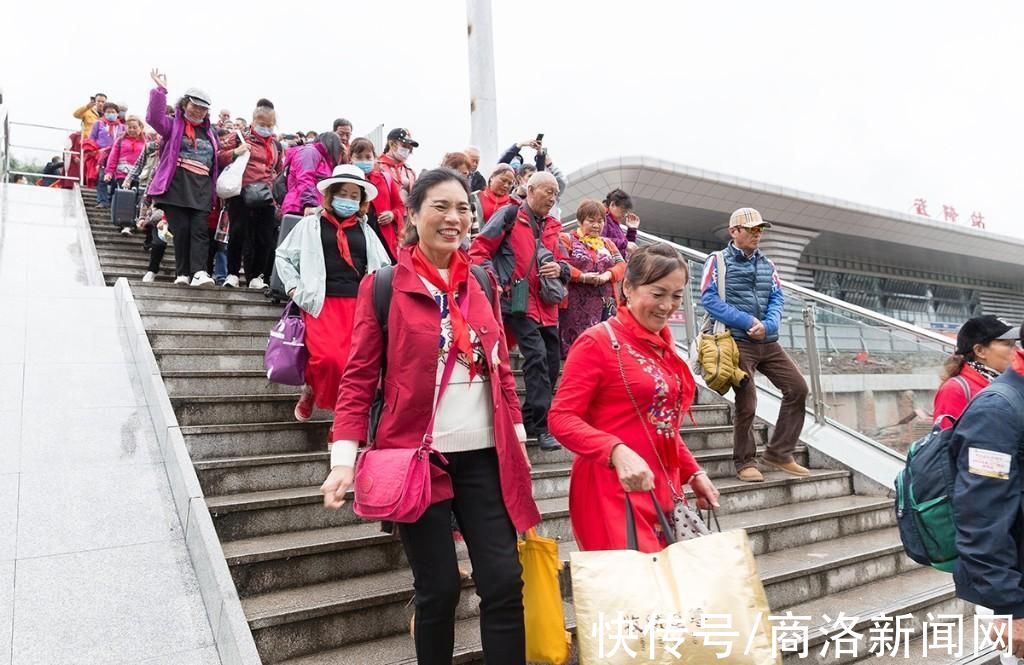 秋行|武隆首趟“开往秋天的列车”开行 上千人踏上赏秋旅程