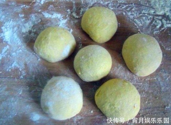 做南瓜饼时,只加糯米粉可不行,少了“1种”,口感不好且难吃