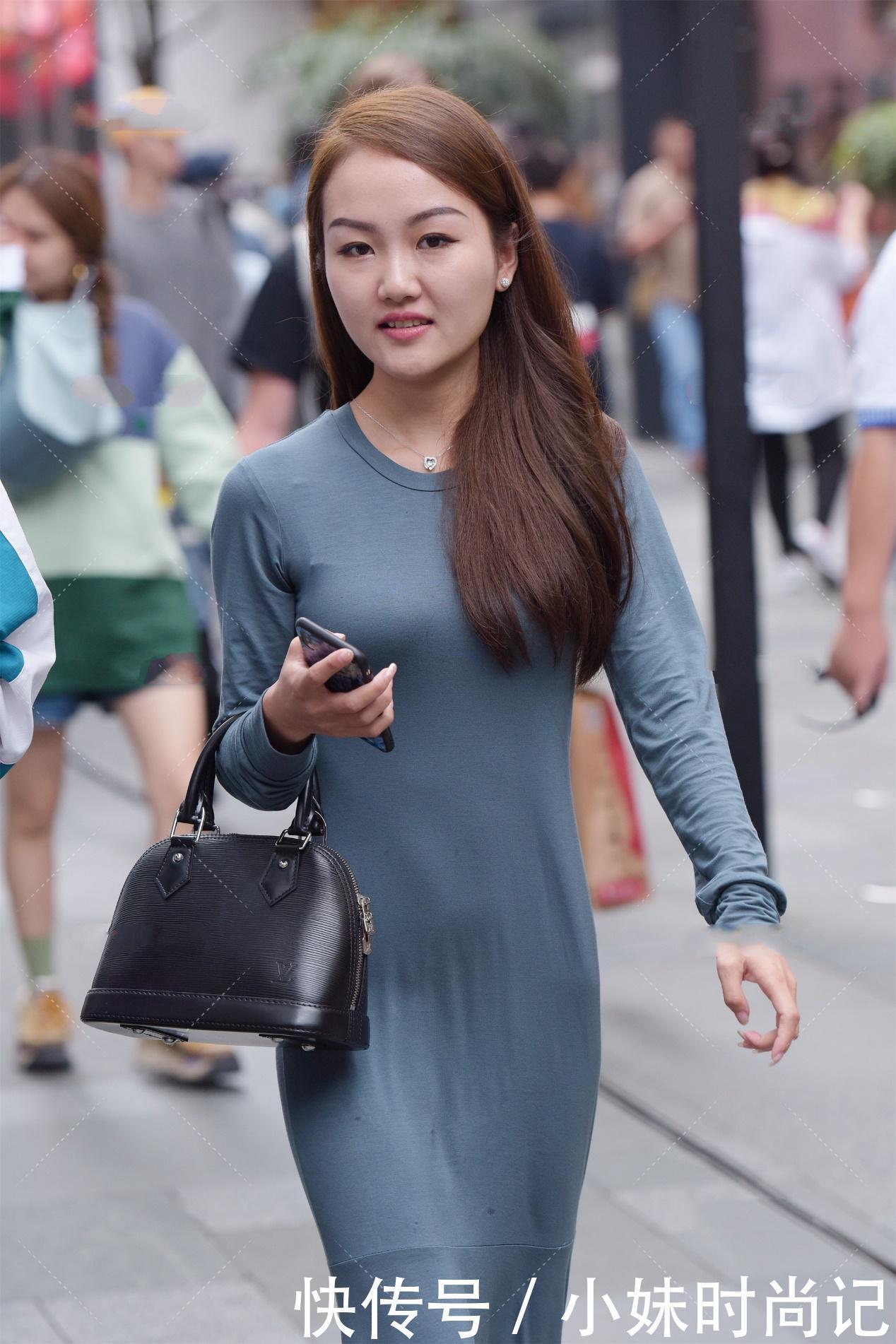 多变|街拍:墨绿色宽松长款连衣裙, 舒适百搭, 风格多变