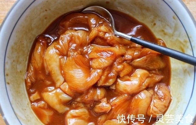 蒸鱼豉油|只会水煮鸡胸肉？加点蚝油配香菇，鲜嫩还下饭