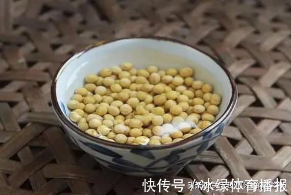 自制豆浆,豆子泡后别直接打,先做1步,豆浆细腻无渣,香浓顺滑