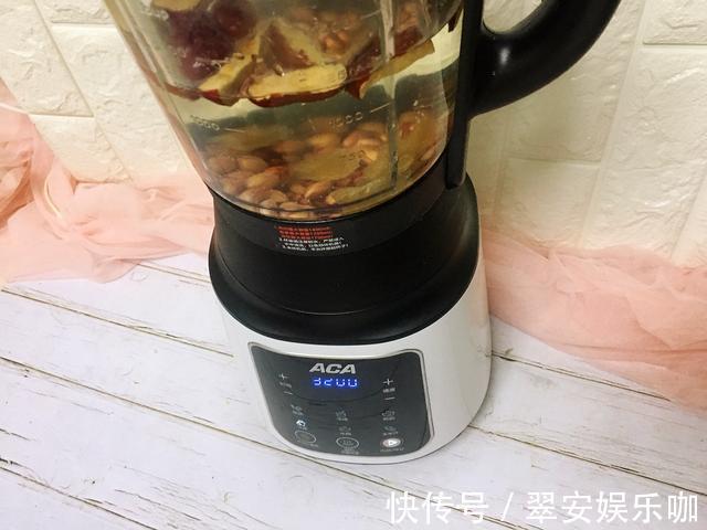 食材|花生红豆做成豆浆，味道好喝，营养又滋补，尤其是女人要常喝