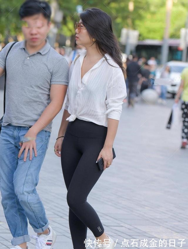 打底裤 白衬衣与黑运动裤搭配,轻松时尚!