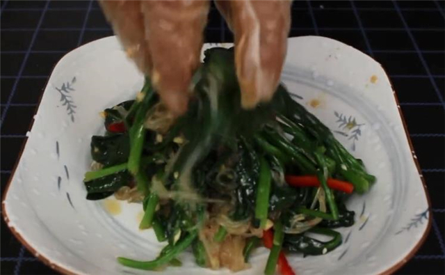 菠菜|怪不得饭店的凉拌菠菜那么好吃，原来做法有诀窍，看完学不会找我