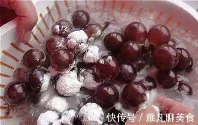 洗葡萄,只用盐水洗等于吃虫卵,果农教你1招,葡萄皮都能直接吃