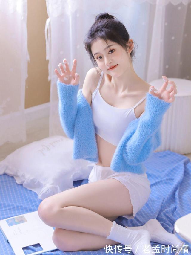 蓝色 为什么女人穿蓝色毛衣这么好看?给人一种很清澈的感觉,漂亮