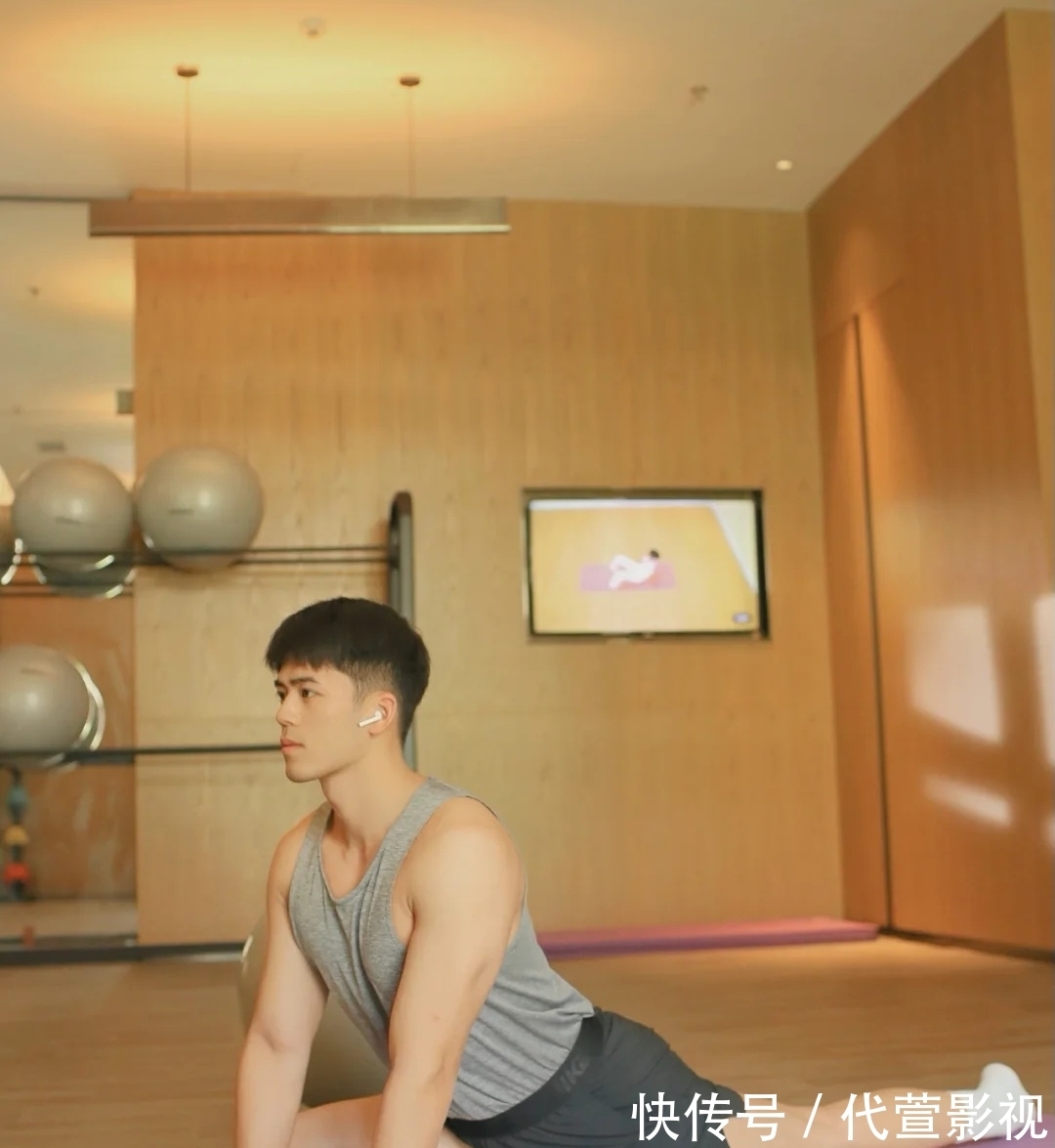 白袜|练瑜伽的白袜鲜肉帅哥,有点可爱哦