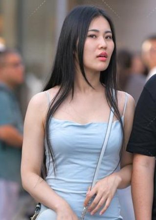 蓝色吊带裙，优雅浪漫，气场十足