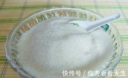 护肤品 别买昂贵的护肤品了,睡前涂点厨房里的它,三次皮肤亮白年轻十岁