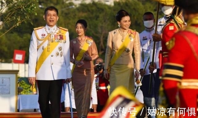 王后@苏提达待遇全面下降,身穿旧礼服实在寒酸,不及诗妮娜穿金戴银