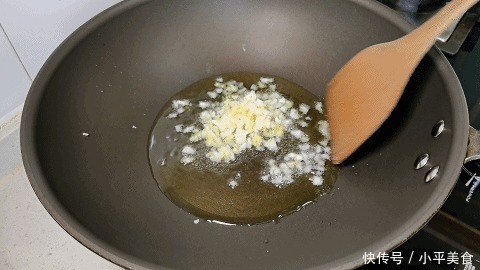 炒香菇时，不要直接就下锅，记住这一点，不放一点肉，味道比肉香
