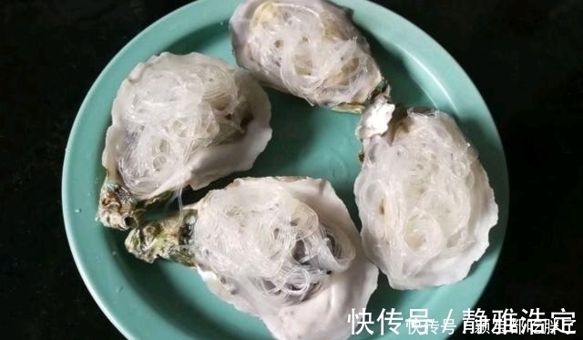 蒜蓉粉丝蒸生蚝,只要跟着步骤一点点做,蒸出来的比饭店还香