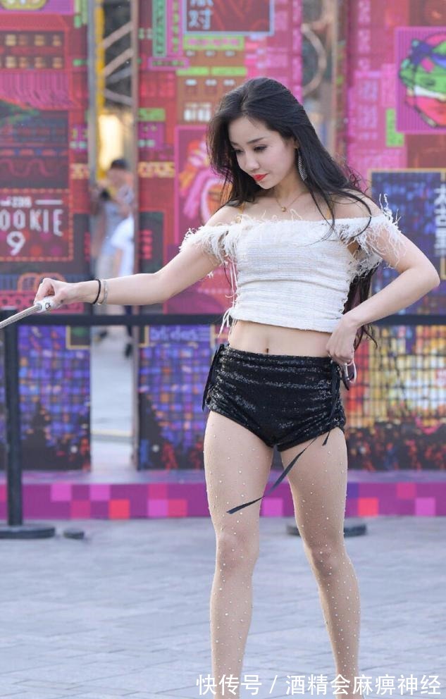 上衣 白色一字肩上衣搭配超短裤，妩媚又迷人，轻松变身街头美少女！