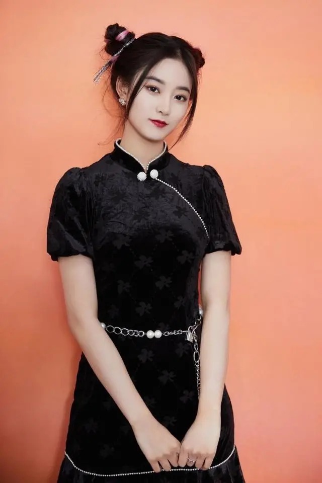灵动|徐艺洋的女团身材“真香”,穿旗袍裙扮在逃公主,漫画腰抢镜