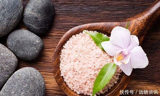 白色|下巴处冒出的白色小疙瘩,看过去连成一片,多半是因为螨虫撕咬!