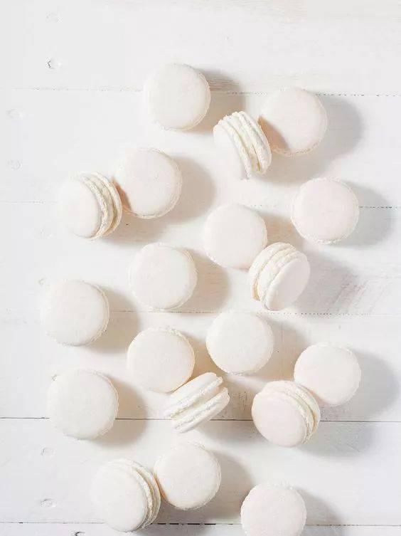  黑色|比驼色显白，比黑色高级，大衣今年流行这5个颜色！