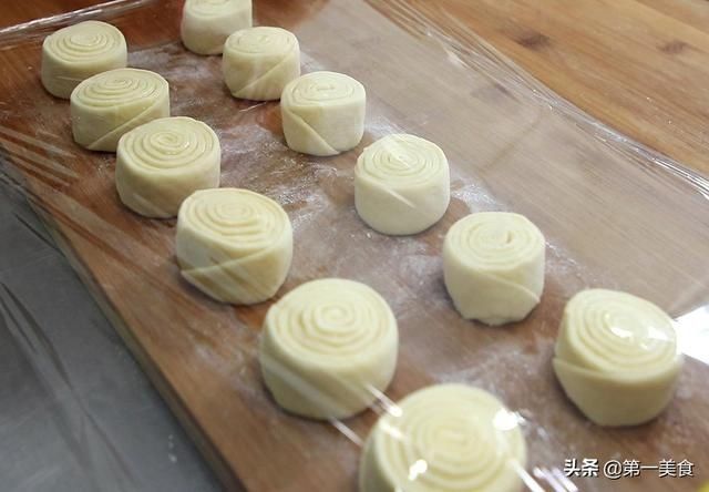 松软|一碗面粉，一包牛奶，快速做出奶香盘阳饼，香甜松软，奶香四溢