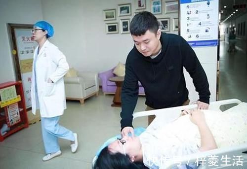紧身裤|男子在医院陪护准妈妈做出的动作让他一夜走红,网友:被人家的老公