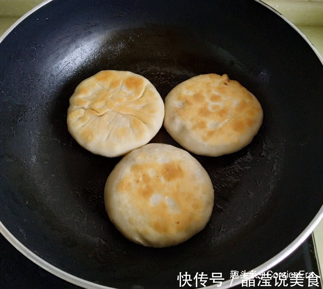 胡萝卜香菇馅饼,颜色金黄,咬一口味道鲜美,香味扑鼻